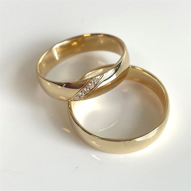 Vielsesringe i 14kt guld med 5 smukke brillanter på dameringen